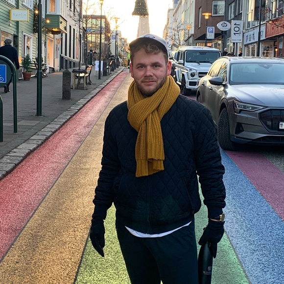 Meet your Posher, Chuck - Picture 1 of 1